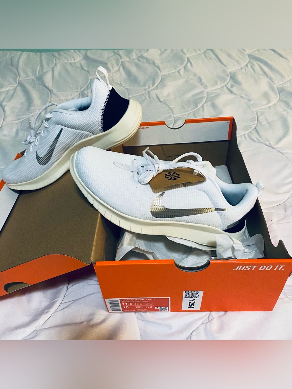 Size 10 Nike Men’s White Athletic Shoes with Silver Swoosh and Black Heel